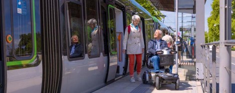 Ehepaar unterwegs mit dem Elektromobil