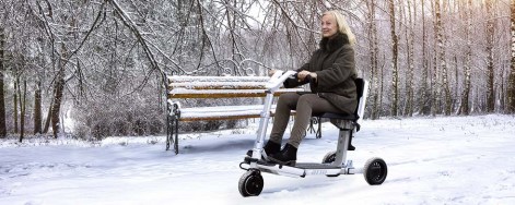 Frau auf dem Elektro-Scooter ATTO im Schnee