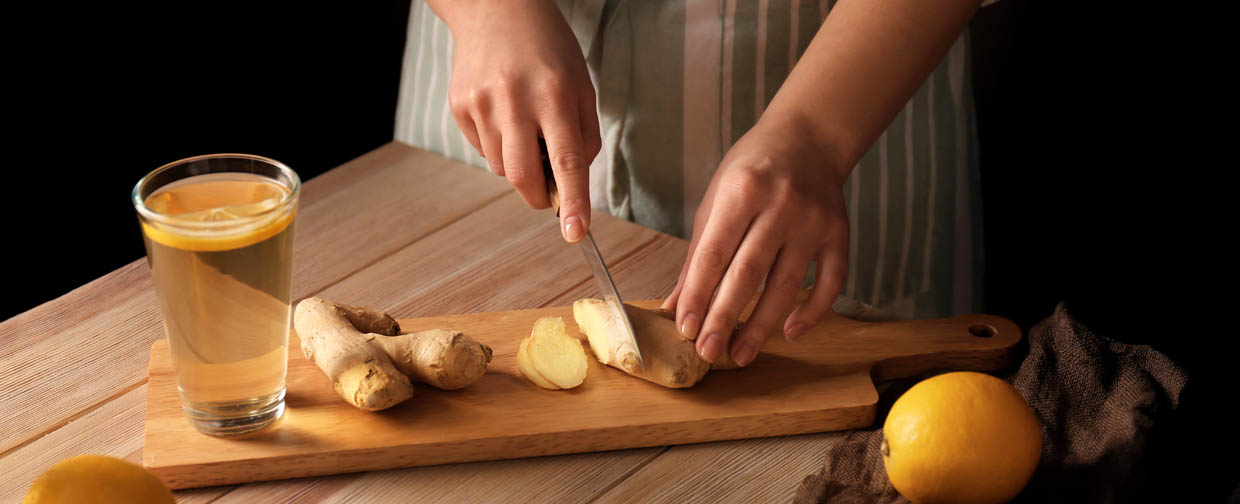 Zubereitung von Ingwer-Tee mit Zitrone