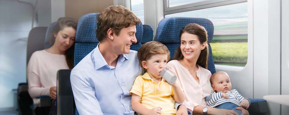 Familie mit Kindern im Zug