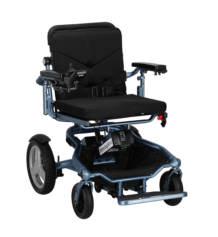 Elektrischer Rollstuhl mit gepolstertem Sitz und Rückenlehne, zwei großen Hinterrädern und zwei kleineren Vorderrädern, geeignet als Mobilitätshilfe. Rahmen in Blau, Armlehnen verstellbar, Steuerungseinheit an linker Armlehne sichtbar.
