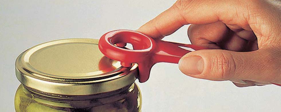 Anwendung eines Schraubgefäßöffners zur Erleichterung des Öffnens der Schraubdeckel von Marmeladengläsern, Sauren Gurken usw.
