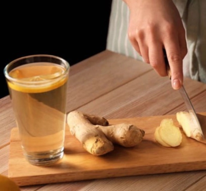 Immunabwehr stärken mit Ingwer und Zitrone auf Brett